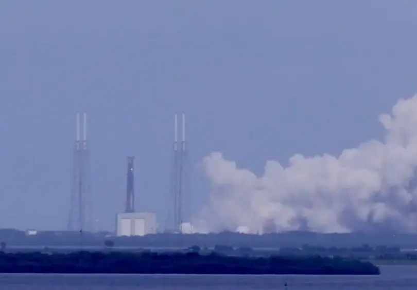 SpaceX finally fires up Falcon 9 ahead of Starlink mission