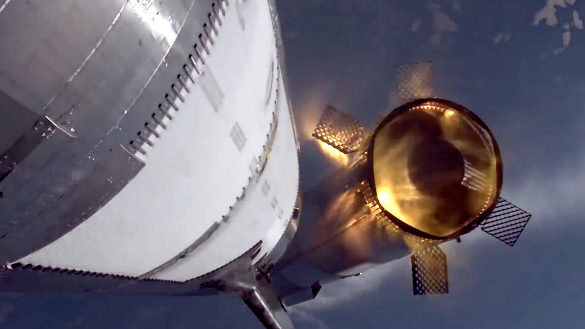 Fire destroys Starship on its seventh test flight, raining debris from space